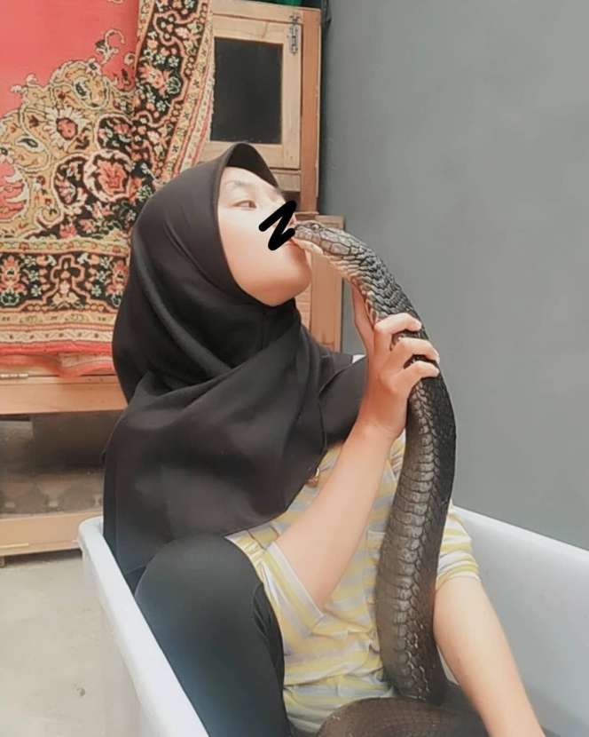 Ingat Aulia Khairunnisa, Gadis Cantik yang Viral Dicium King Kobra 4 Meter? Tak Tersorot, Kabarnya Kini Bikin Kaget