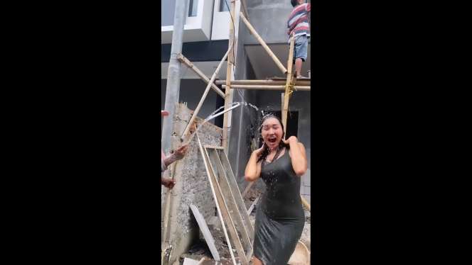 Momen Lucinta Luna Mandi di Depan Kuli Bangunan, Baju Seksinya Bikin Salah Fokus!
