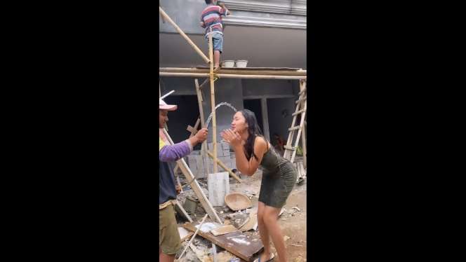 Momen Lucinta Luna Mandi di Depan Kuli Bangunan, Baju Seksinya Bikin Salah Fokus!