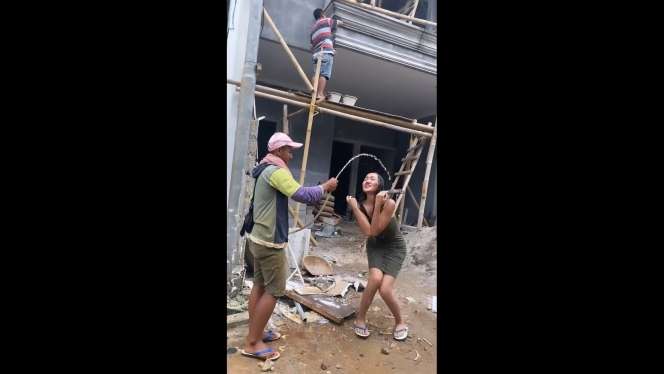 Momen Lucinta Luna Mandi di Depan Kuli Bangunan, Baju Seksinya Bikin Salah Fokus!