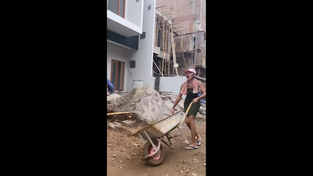 Momen Lucinta Luna Mandi di Depan Kuli Bangunan, Baju Seksinya Bikin Salah Fokus!