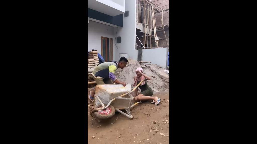 Momen Lucinta Luna Mandi di Depan Kuli Bangunan, Baju Seksinya Bikin Salah Fokus!