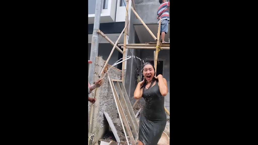 Momen Lucinta Luna Mandi di Depan Kuli Bangunan, Baju Seksinya Bikin Salah Fokus!