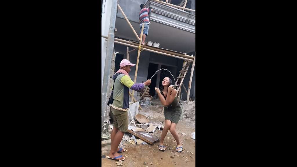 Momen Lucinta Luna Mandi di Depan Kuli Bangunan, Baju Seksinya Bikin Salah Fokus!