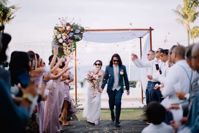 5 Potret Pernikahan Ello dan Cindy Maria, Rayakan Pesta di Tepi Pantai 