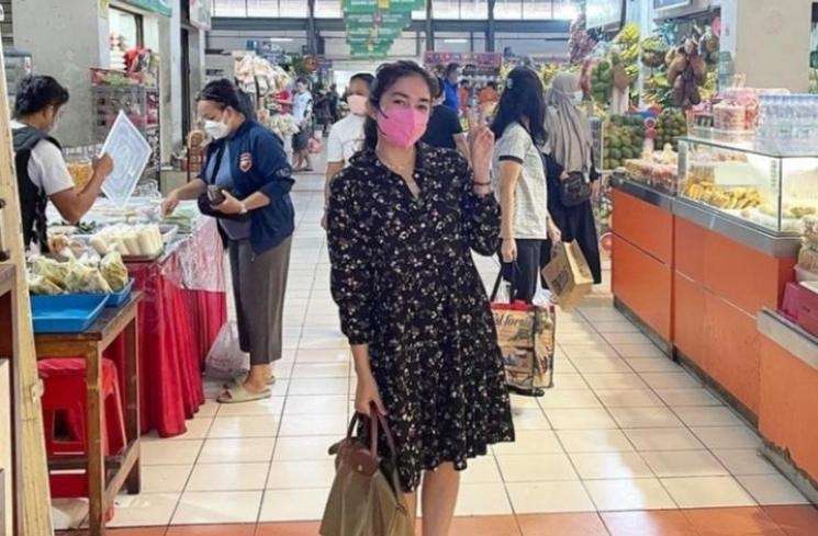 Adu Gaya ‘Mewah’ 12 Artis Saat Belanja ke Pasar Tradisional, Syahrini Bikin Melongo!