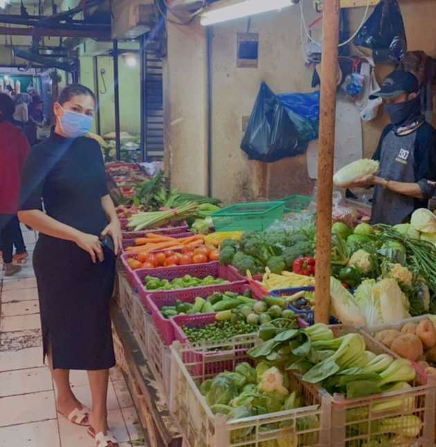 Adu Gaya ‘Mewah’ 12 Artis Saat Belanja ke Pasar Tradisional, Syahrini Bikin Melongo!