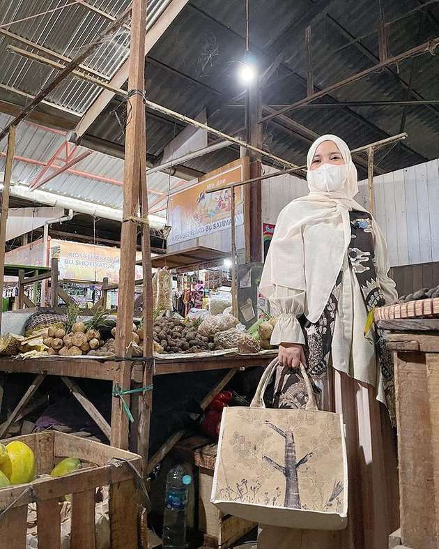 Adu Gaya ‘Mewah’ 12 Artis Saat Belanja ke Pasar Tradisional, Syahrini Bikin Melongo!