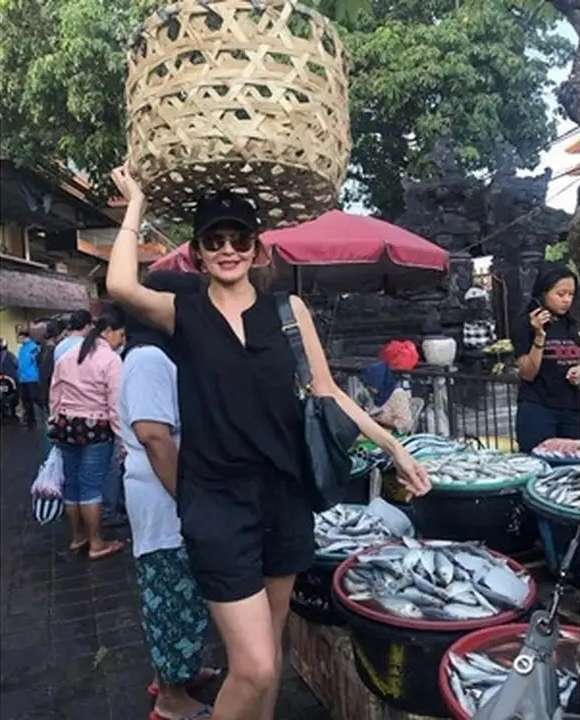 Adu Gaya ‘Mewah’ 12 Artis Saat Belanja ke Pasar Tradisional, Syahrini Bikin Melongo!
