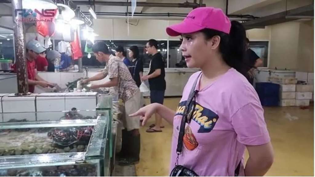 Adu Gaya ‘Mewah’ 12 Artis Saat Belanja ke Pasar Tradisional, Syahrini Bikin Melongo!