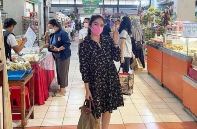 Adu Gaya ‘Mewah’ 12 Artis Saat Belanja ke Pasar Tradisional, Syahrini Bikin Melongo!