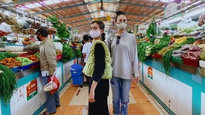 Adu Gaya ‘Mewah’ 12 Artis Saat Belanja ke Pasar Tradisional, Syahrini Bikin Melongo!