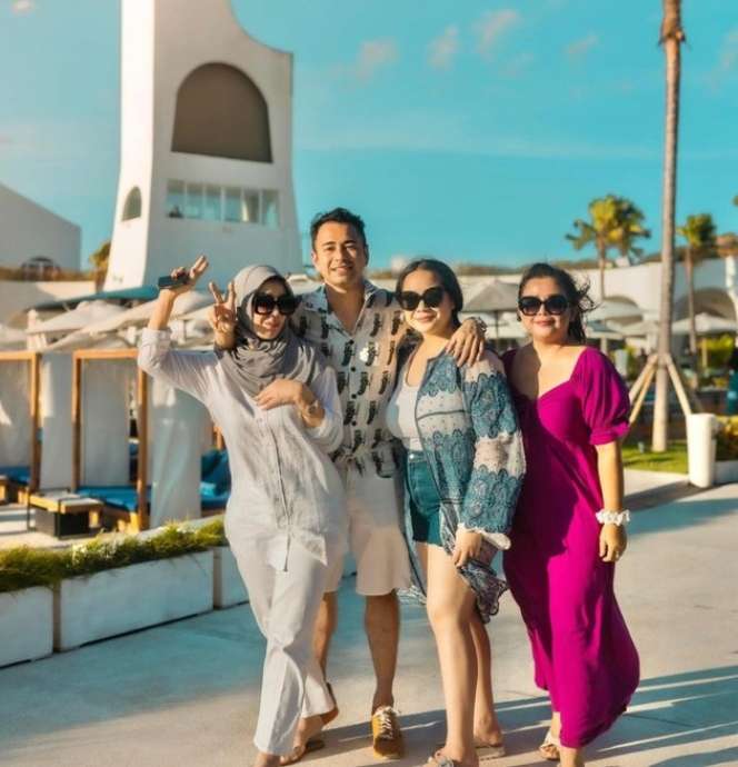 Bukti Enaknya Jadi Karyawan Raffi Ahmad dan Nagita Slavina, Diajak Liburan Bareng, Tidur di Hotel Mewah!