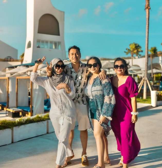 Bukti Enaknya Jadi Karyawan Raffi Ahmad dan Nagita Slavina, Diajak Liburan Bareng, Tidur di Hotel Mewah!