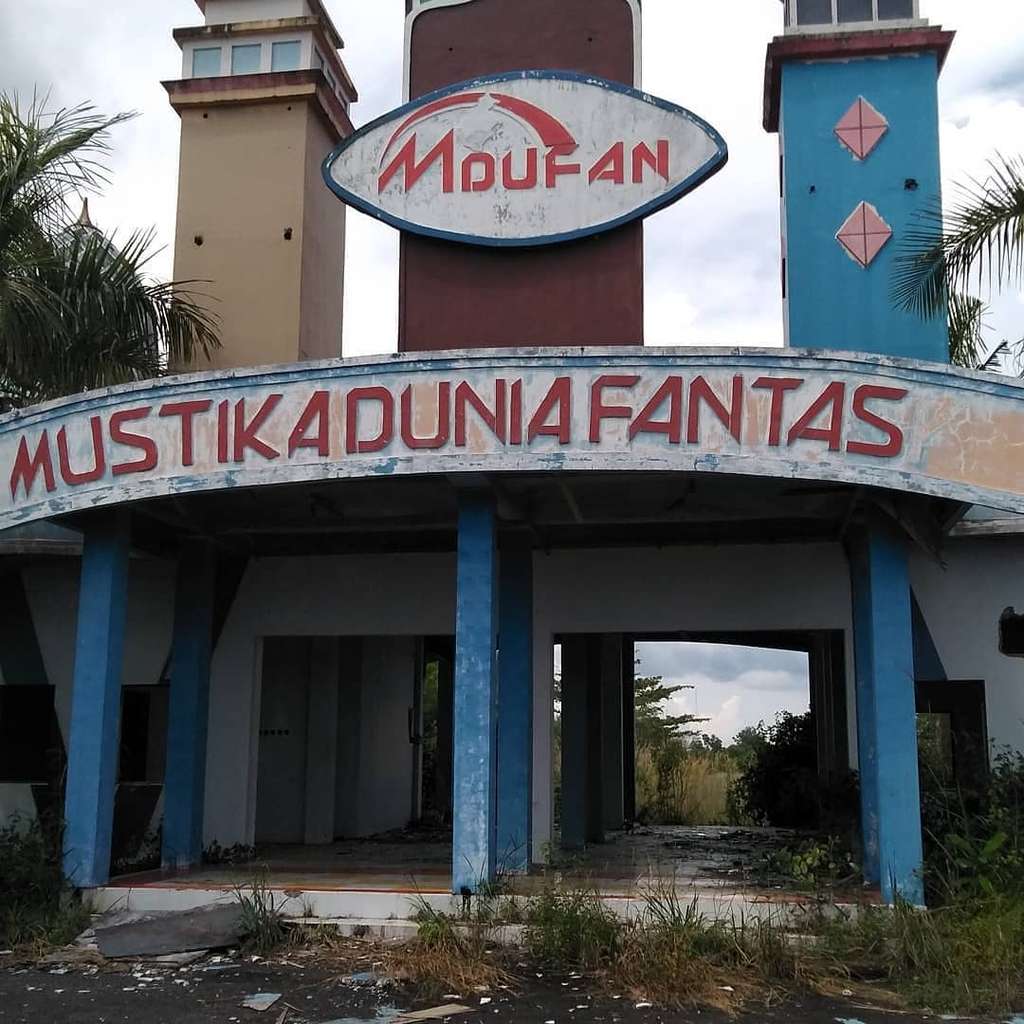 10 Potret ‘Dufan Mini’ Milik Olla Ramlan yang Terbengkalai, Tampak Angker Bak Kota Mati!