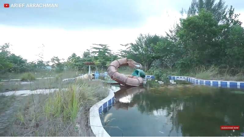 10 Potret ‘Dufan Mini’ Milik Olla Ramlan yang Terbengkalai, Tampak Angker Bak Kota Mati!