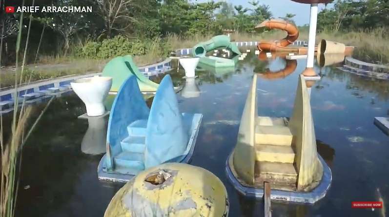 10 Potret ‘Dufan Mini’ Milik Olla Ramlan yang Terbengkalai, Tampak Angker Bak Kota Mati!