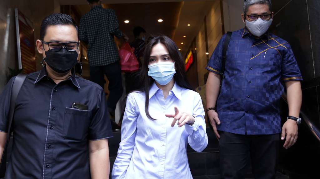 FOTO: Shandy Aulia Diperiksa Polisi Soal Pencemaran Nama Baik