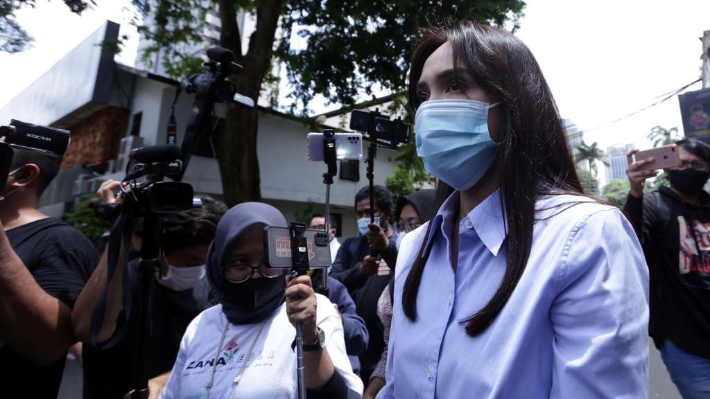 FOTO: Shandy Aulia Diperiksa Polisi Soal Pencemaran Nama Baik
