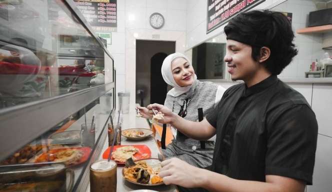 Gaya 10 Artis ‘Sultan’ Makan di Warteg, Penampilan Syahrini & Nagita Slavina Jadi Sorotan!