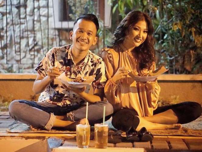 Gaya 10 Artis ‘Sultan’ Makan di Warteg, Penampilan Syahrini & Nagita Slavina Jadi Sorotan!