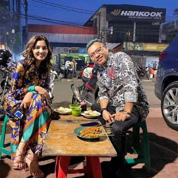 Gaya 10 Artis ‘Sultan’ Makan di Warteg, Penampilan Syahrini & Nagita Slavina Jadi Sorotan!