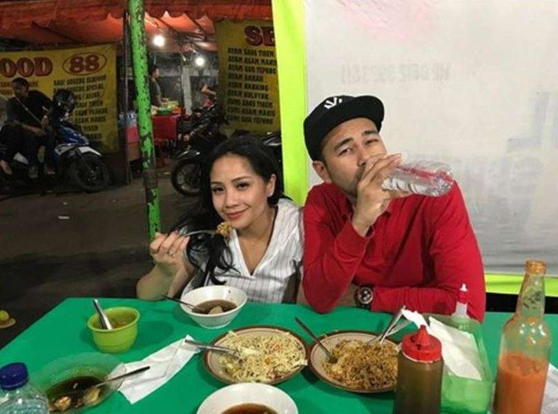 Gaya 10 Artis ‘Sultan’ Makan di Warteg, Penampilan Syahrini & Nagita Slavina Jadi Sorotan!