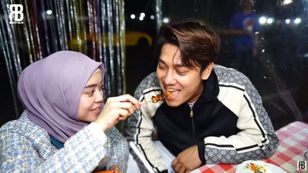 Gaya 10 Artis ‘Sultan’ Makan di Warteg, Penampilan Syahrini & Nagita Slavina Jadi Sorotan!