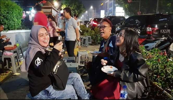 Gaya 10 Artis ‘Sultan’ Makan di Warteg, Penampilan Syahrini & Nagita Slavina Jadi Sorotan!