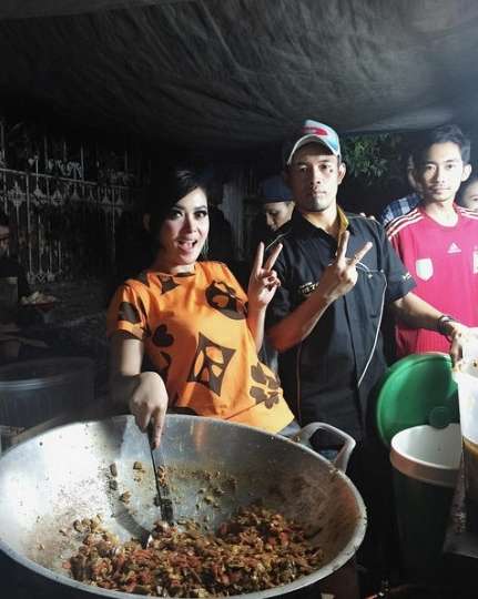 Gaya 10 Artis ‘Sultan’ Makan di Warteg, Penampilan Syahrini & Nagita Slavina Jadi Sorotan!