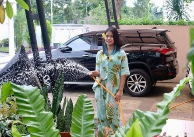 9 Potret Maysaroh Asisten Tya Ariestya, Dapat Gaji Tinggi Setara iPhone 13!