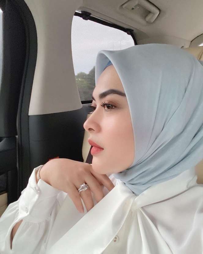 5 Potret Terbaru Aisyahrani Adik Syahrini, Body-nya Bikin Melongo!