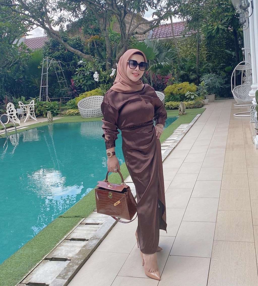 5 Potret Terbaru Aisyahrani Adik Syahrini, Body-nya Bikin Melongo!