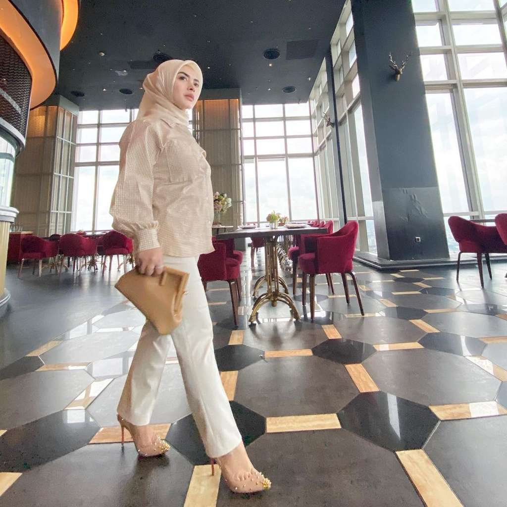 5 Potret Terbaru Aisyahrani Adik Syahrini, Body-nya Bikin Melongo!