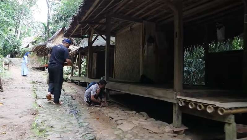 10 Potret Kampung Gelap Gulita Tanpa Aliran Listrik, Para ‘Bidadari’ Cantik Jadi Penerang!