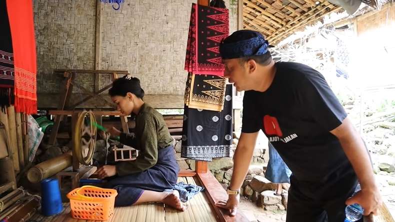 10 Potret Kampung Gelap Gulita Tanpa Aliran Listrik, Para ‘Bidadari’ Cantik Jadi Penerang!