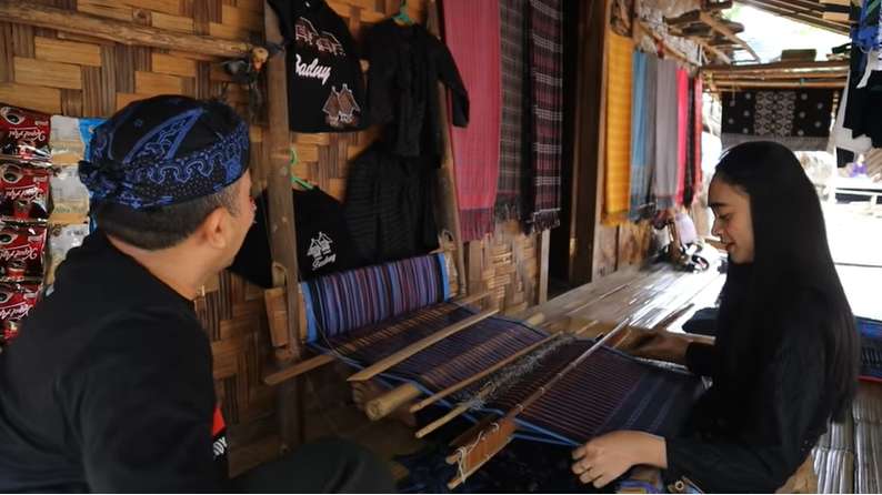 10 Potret Kampung Gelap Gulita Tanpa Aliran Listrik, Para ‘Bidadari’ Cantik Jadi Penerang!