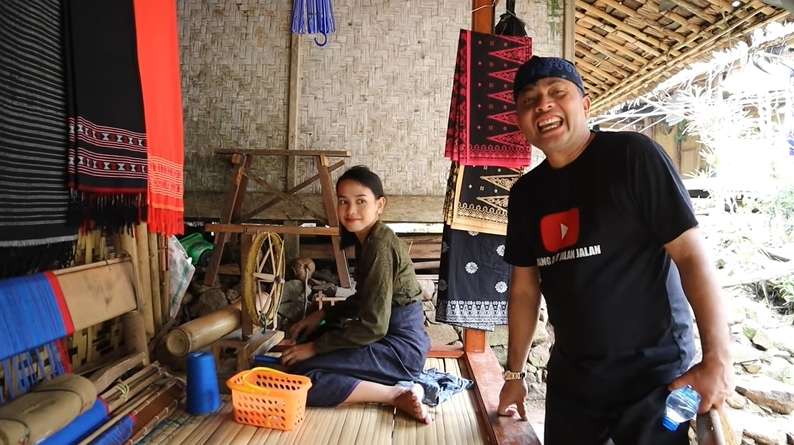 10 Potret Kampung Gelap Gulita Tanpa Aliran Listrik, Para ‘Bidadari’ Cantik Jadi Penerang!