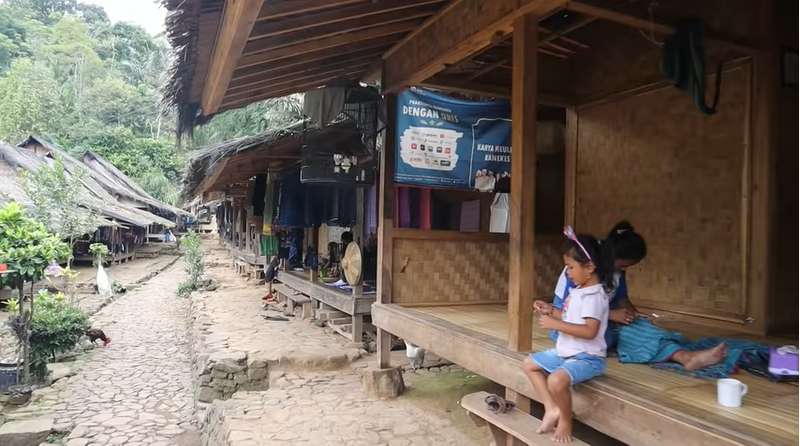 10 Potret Kampung Gelap Gulita Tanpa Aliran Listrik, Para ‘Bidadari’ Cantik Jadi Penerang!
