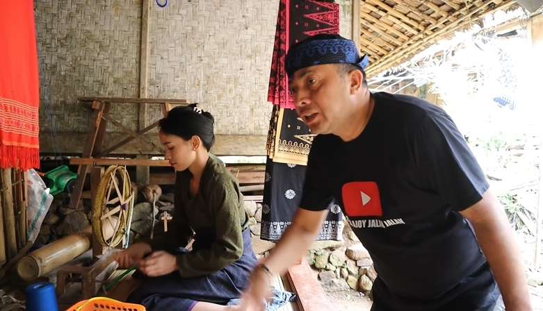 10 Potret Kampung Gelap Gulita Tanpa Aliran Listrik, Para ‘Bidadari’ Cantik Jadi Penerang!