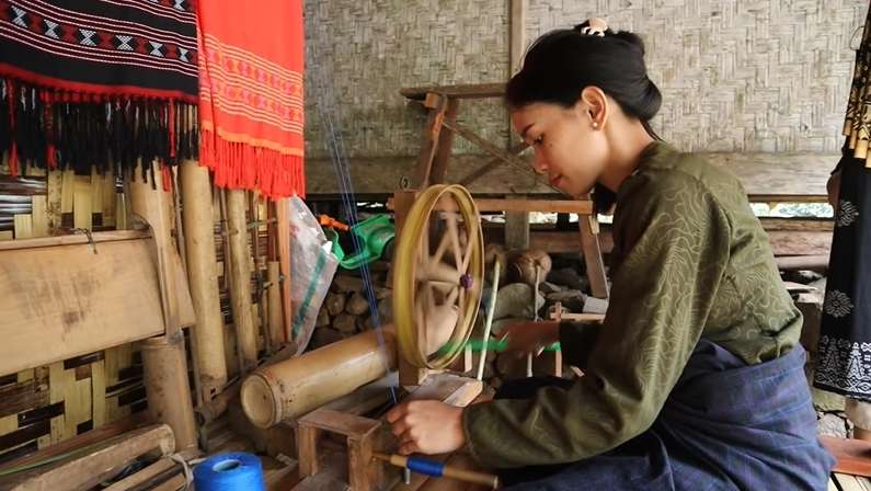 10 Potret Kampung Gelap Gulita Tanpa Aliran Listrik, Para ‘Bidadari’ Cantik Jadi Penerang!