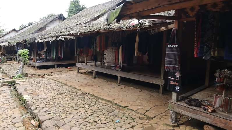 10 Potret Kampung Gelap Gulita Tanpa Aliran Listrik, Para ‘Bidadari’ Cantik Jadi Penerang!