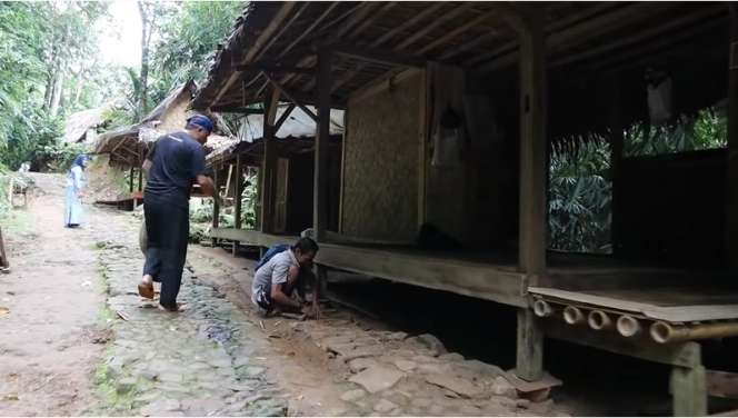 10 Potret Kampung Gelap Gulita Tanpa Aliran Listrik, Para ‘Bidadari’ Cantik Jadi Penerang!