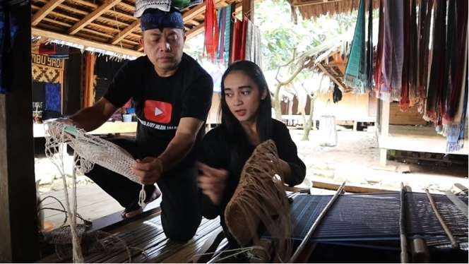 10 Potret Kampung Gelap Gulita Tanpa Aliran Listrik, Para ‘Bidadari’ Cantik Jadi Penerang!