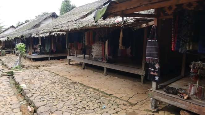 10 Potret Kampung Gelap Gulita Tanpa Aliran Listrik, Para ‘Bidadari’ Cantik Jadi Penerang!