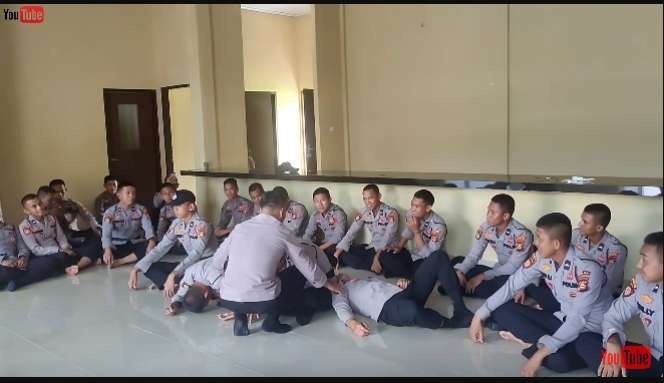 Keren Banget, Topi Sakti Ini Bikin Orang Yang Pakai Ditakuti Polisi!