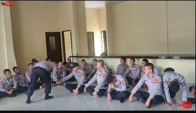 Keren Banget, Topi Sakti Ini Bikin Orang Yang Pakai Ditakuti Polisi!