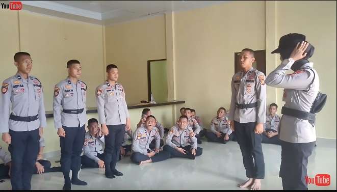 Keren Banget, Topi Sakti Ini Bikin Orang Yang Pakai Ditakuti Polisi!