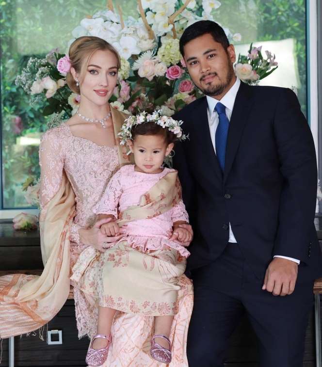 Potret Varsha Strauss Menantu Bule Bambang Trihatmodjo saat Momong Anak, Bikin Salfok!
