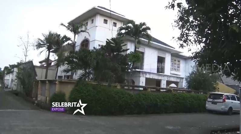 10 Potret Rumah Eza Yayang ‘Tukang Ojek Pengkolan’, Ternyata Besar dan Megah Bak Istana!